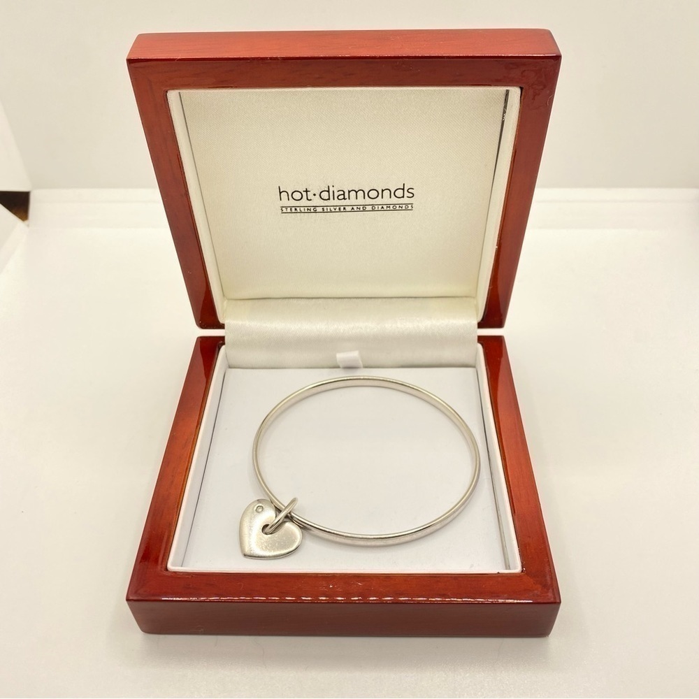HOT Diamonds Silver Sterling And Diamonds Heart Charm Bangle Bracelet With Box